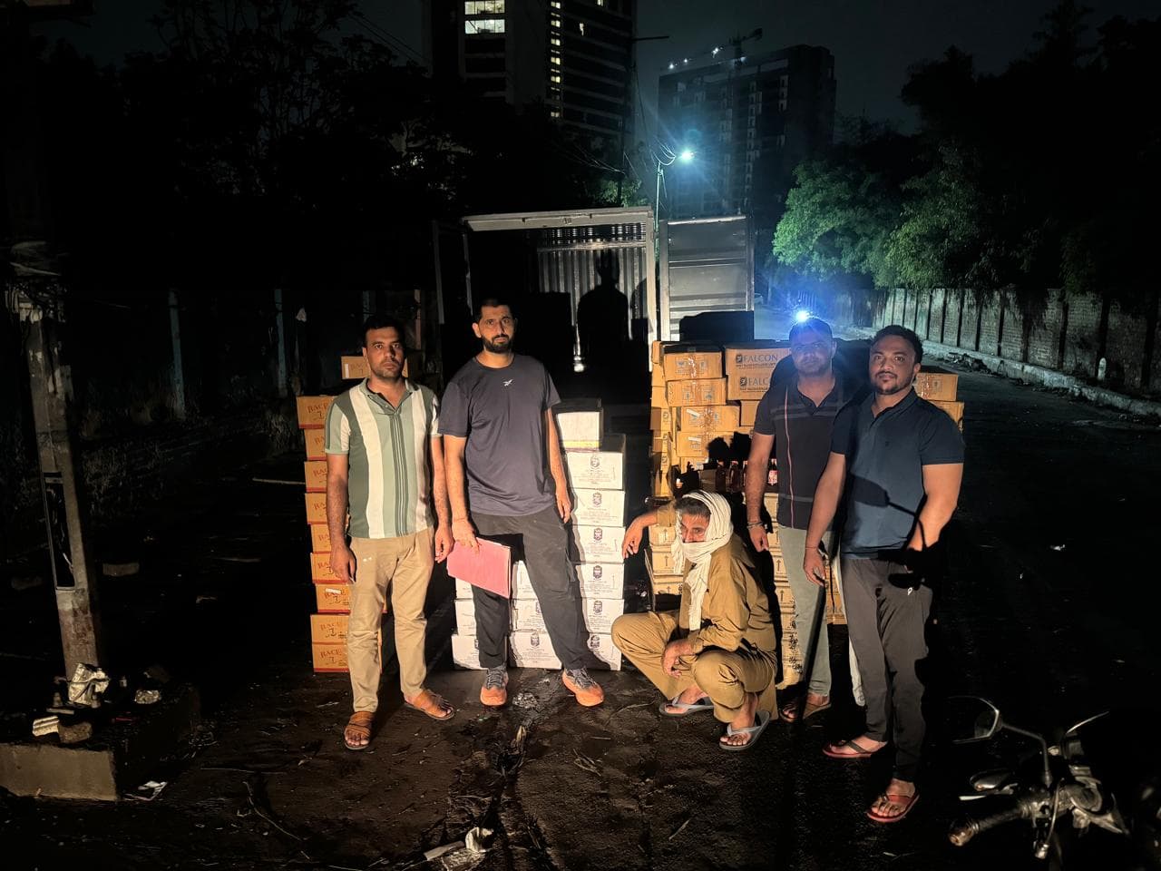 Delhi : रोहिणी STF की बड़ी कार्रवाई: 4100 क्वार्टर अवैध शराब के साथ तस्कर गिरफ्तार