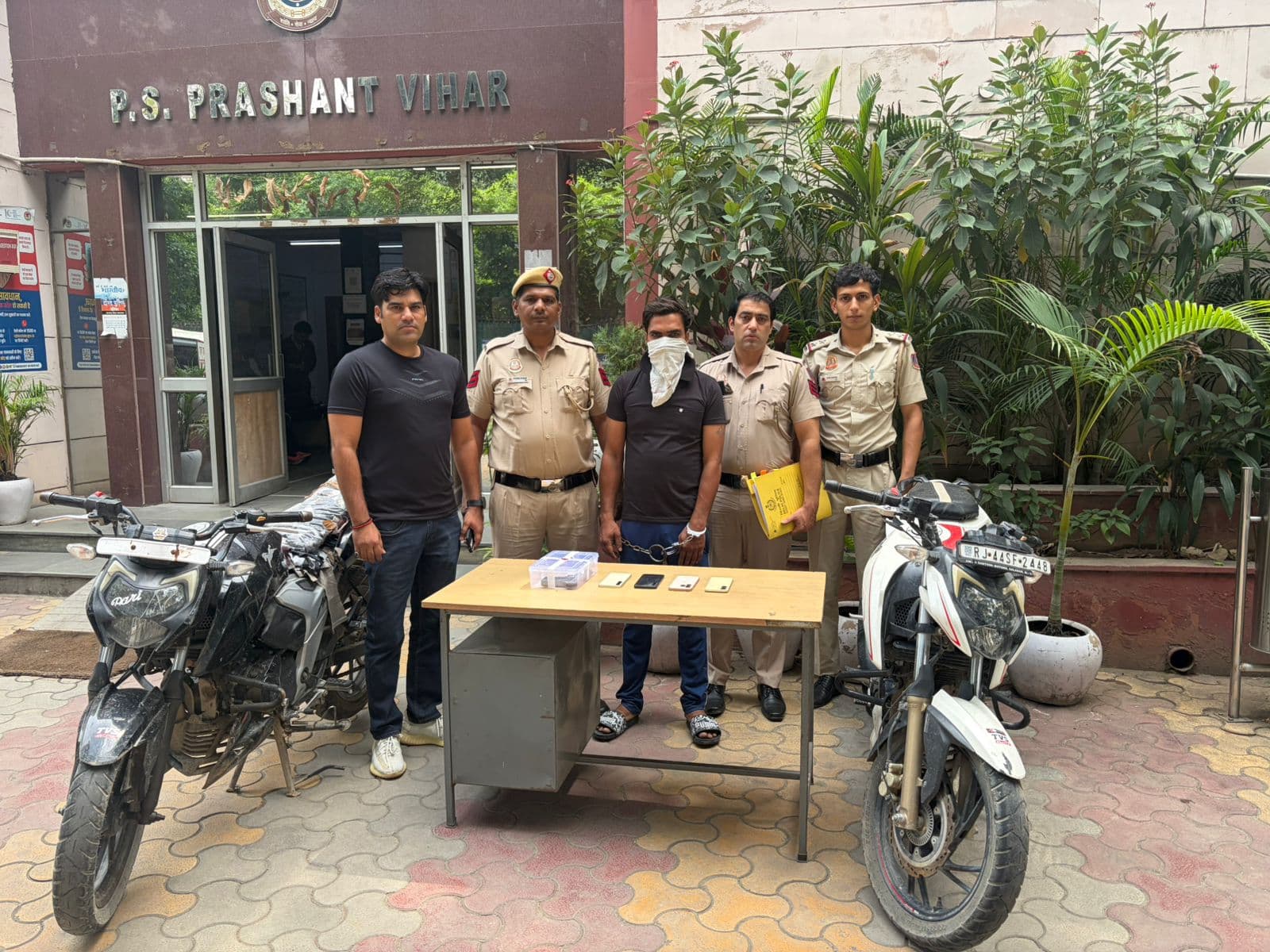 Delhi : रोहिणी में पुलिस की बड़ी कार्रवाई: अवैध हथियार के साथ शातिर अपराधी गिरफ्तार, 11 मामले सुलझे