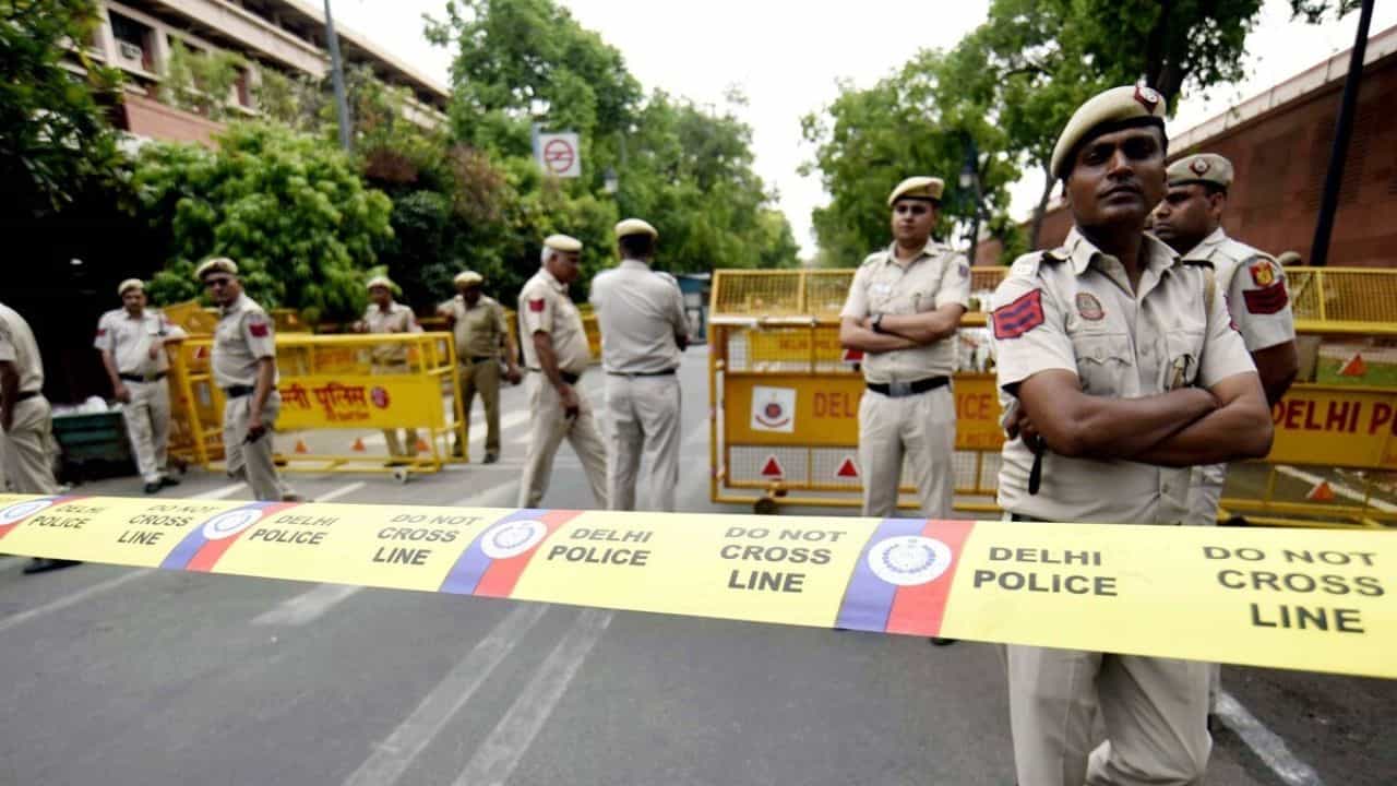 दिल्ली में इंसानियत शर्मसार... 70 वर्षीय नेत्रहीन महिला से रेप, CCTV में कैद हुई वारदात