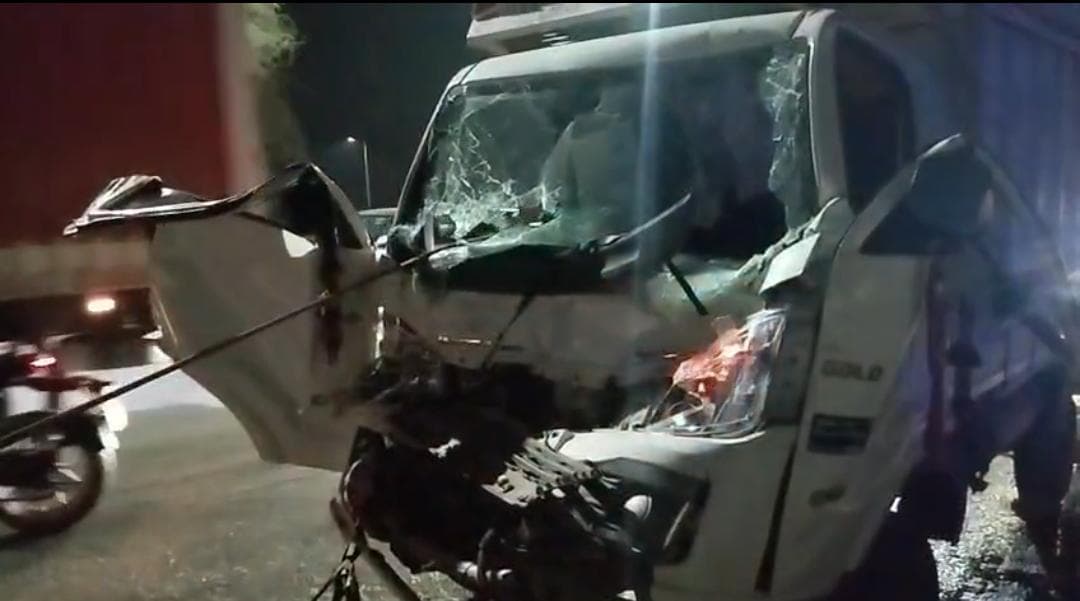 Delhi : अलीपुर NH-44 पर भीषण सड़क हादसा, टेंपो ट्रक से टकराया; दो गंभीर घायल