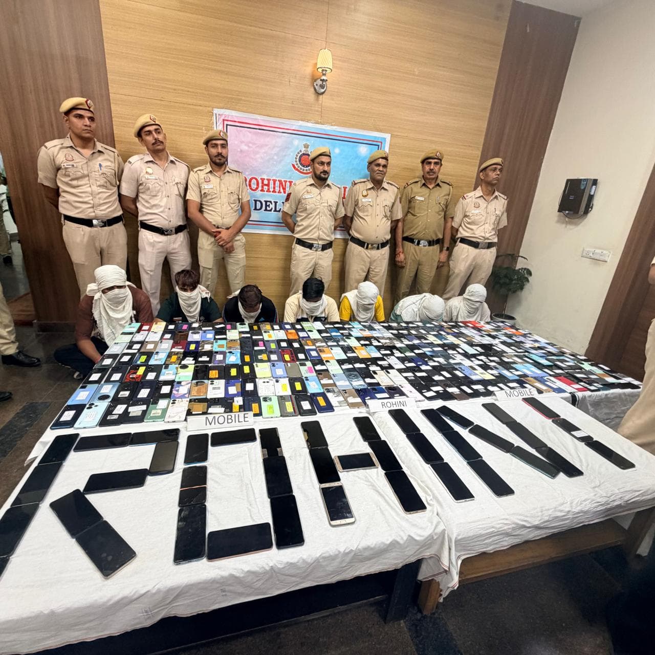 Delhi : मोबाइल चोरी सिंडिकेट का भंडाफोड़, लेकिन वायरल हुई 'ROHINI' लिखी बरामदगी की तस्वीर