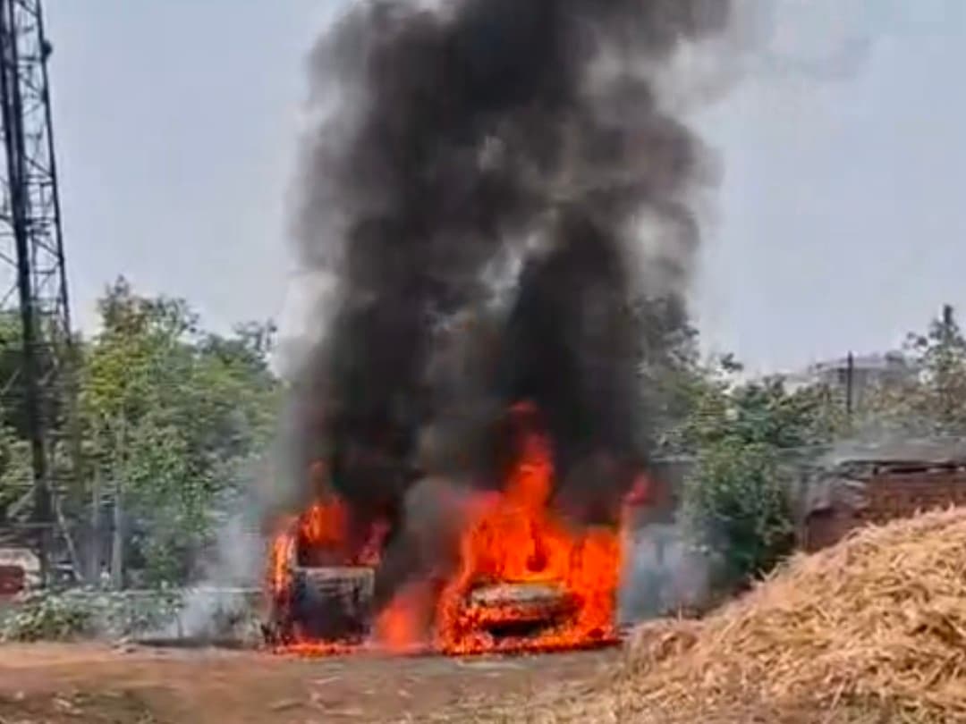Ghaziabad : लोनी में खड़ी दो कारों में भीषण आग, कुछ ही मिनटों में जलकर राख हुईं गाड़ियां