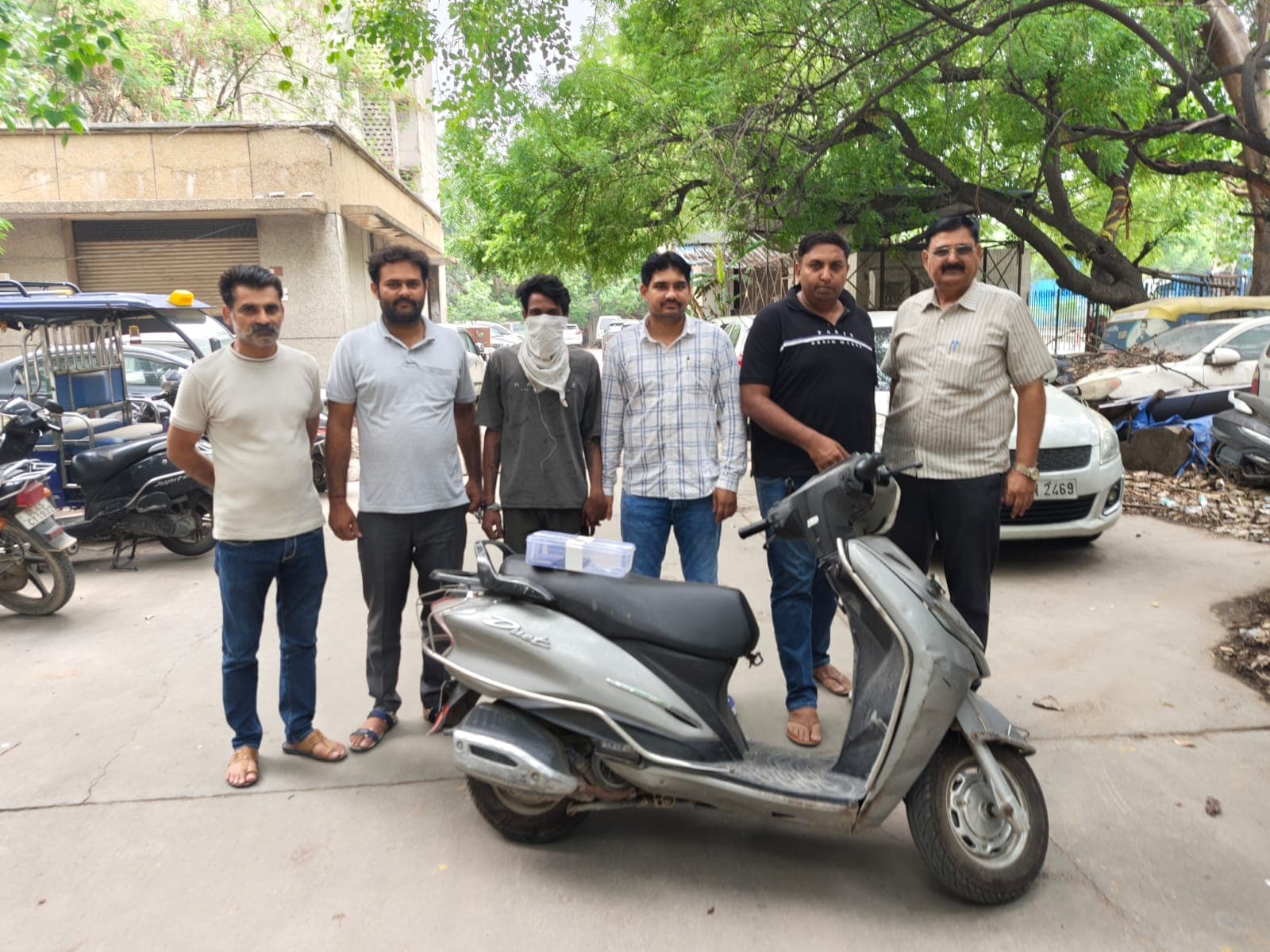 Delhi : रोहिणी में ARSC की बड़ी कार्रवाई, चोरी की स्कूटी और दो मोबाइल के साथ शातिर चोर गिरफ्तार