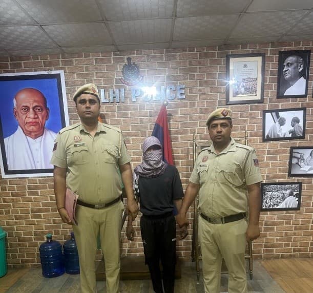 नरेला में झपटमारी का खुलासा! दिल्ली पुलिस ने 4 दिन में दबोचा शातिर आरोपी, दूसरा अब भी फरार