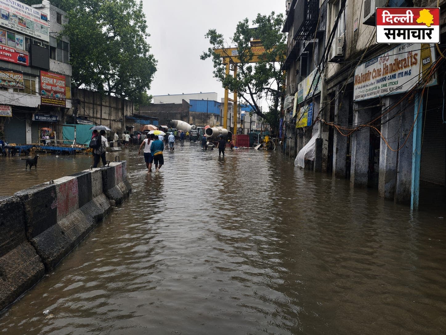 Delhi : पहली बारिश में डूबा सदर बाजार: कमर तक पानी, करोड़ों का कारोबार ठप