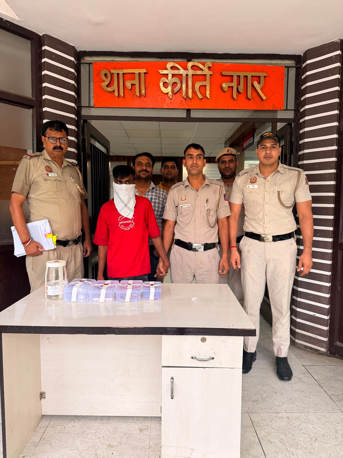 Delhi : लाखों की चोरी का पर्दाफाश, आरोपी गिरफ्तार... सोने-चांदी के लाखों रुपये के आभूषण बरामद!