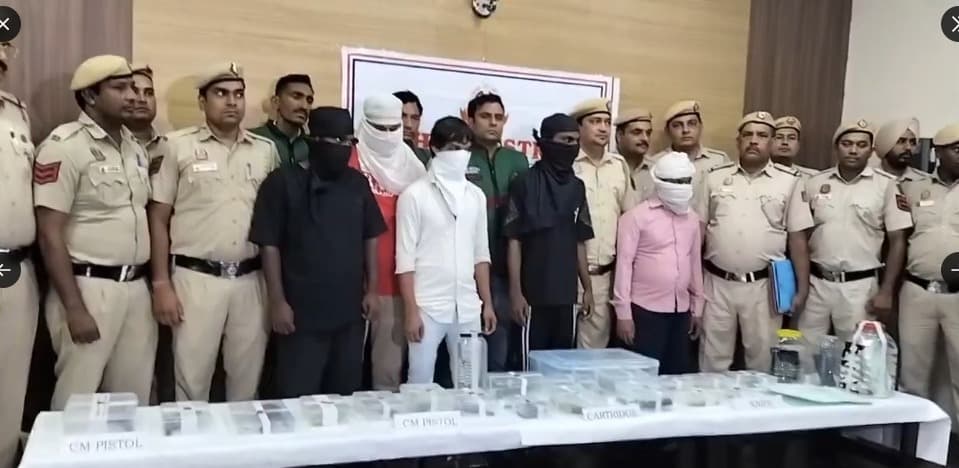 Delhi : ऑपरेशन शस्त्र: रोहिणी पुलिस का बड़ा प्रहार, 46 बदमाश गिरफ्तार; हथियारों का जखीरा बरामद