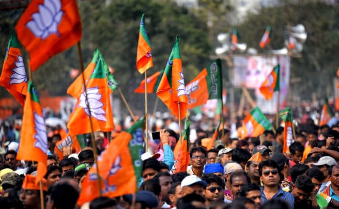 लखनऊ में बड़ा राजनीतिक घमासान, कांग्रेस दफ्तर के बाहर BJP का हल्लाबोल!
