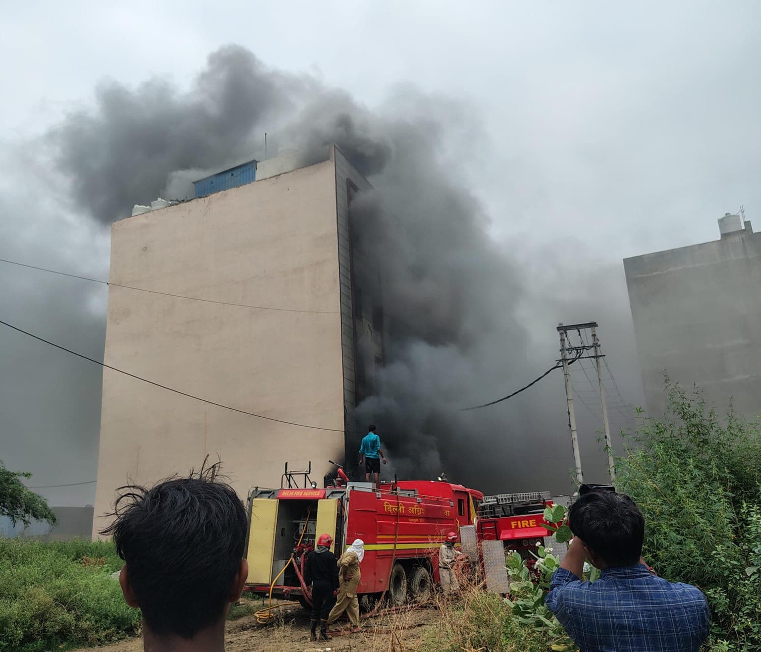 Delhi Fire: बवाना (पूठ खुर्द) में हेलमेट फैक्ट्री में लगी भीषण आग! कर्मचारियों के अंदर फंसे होने की आशंका