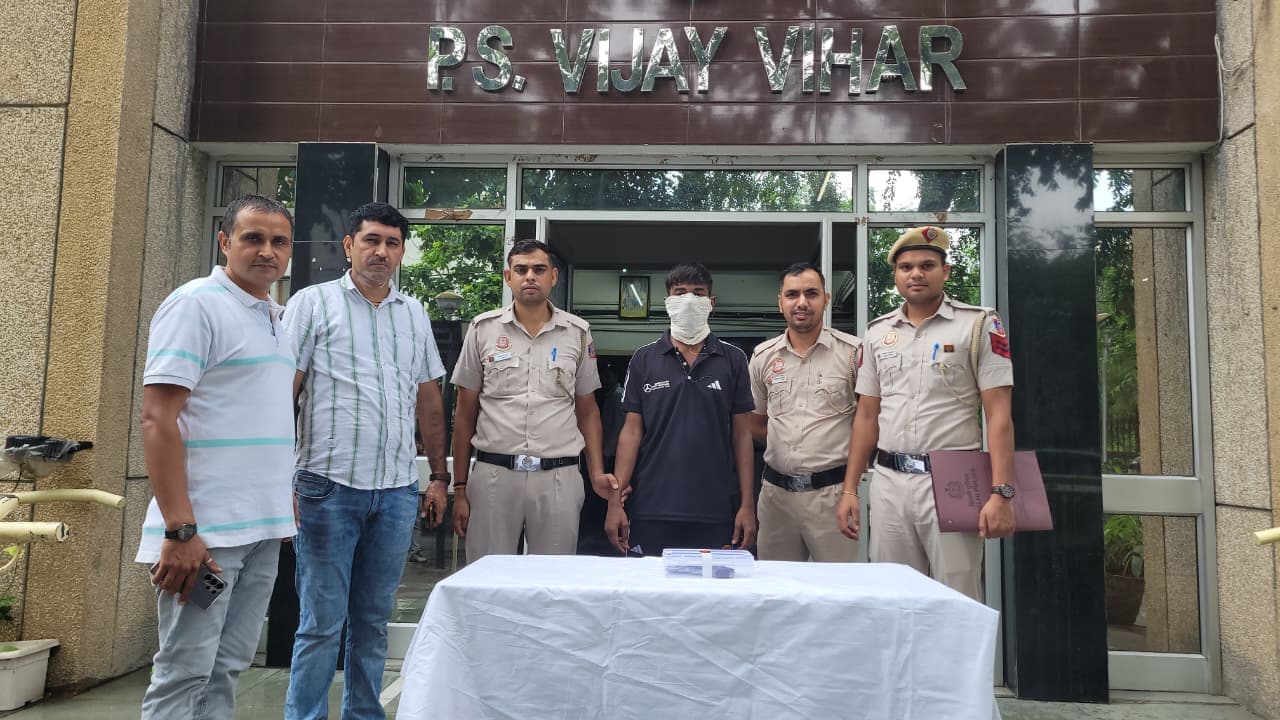 विजय विहार में अवैध पिस्तौल और जिंदा कारतूस के साथ आरोपी गिरफ्तार।
