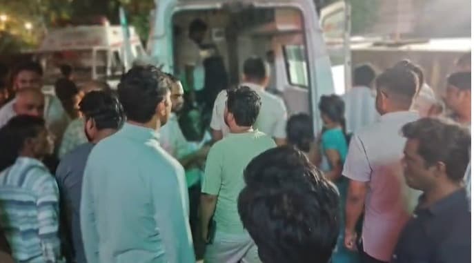 नरेला में बेखौफ बदमाशों का तांडव, लूट का विरोध करने पर युवक को मारे चाकू; हालत गंभीर