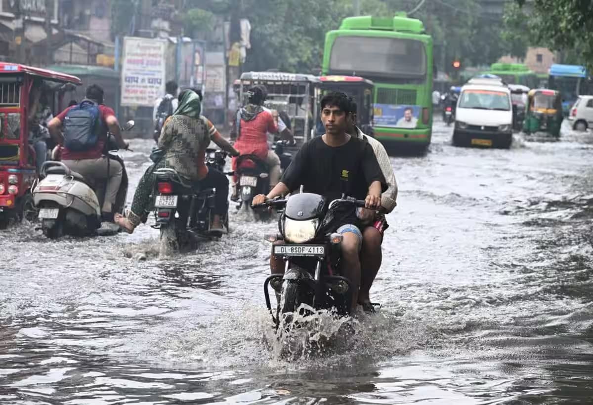 Delhi Rain : बारिश में नरेला की सड़कें बनीं नदियाँ, जलभराव से जनजीवन अस्त-व्यस्त।