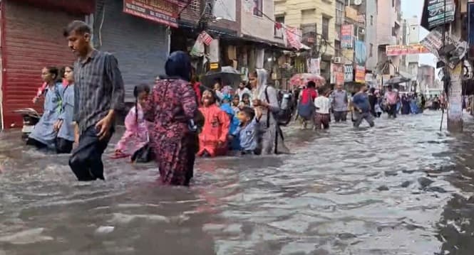 दिल्ली के संगम विहार में बारिश बनी मुसीबत !