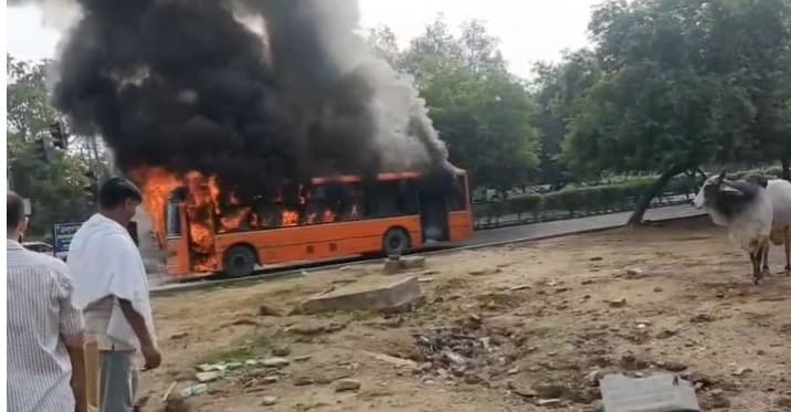द्वारका सेक्टर 9 बसे मे लगी भीषण आग