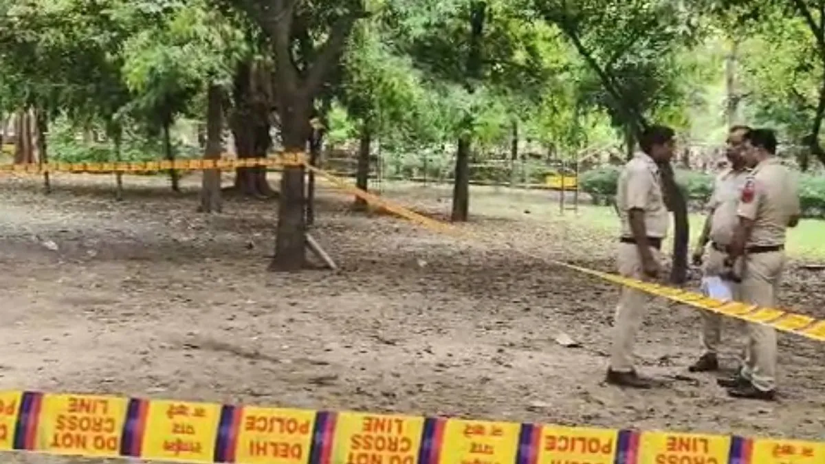 दिल्ली में दिनदहाड़े खूनी खेल: पार्क में चाकू से ताबड़तोड़ हमला, युवक की मौत, युवती गंभीर