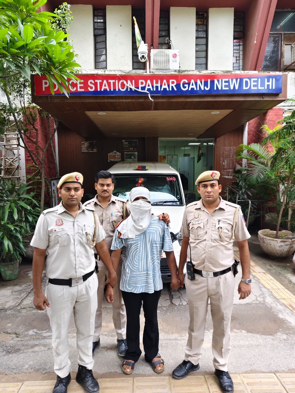 पहाड़गंज पुलिस ने आर्मी के जवान से लूट की साजिश रचने वाले फरार होटल दलाल को दबोचा।