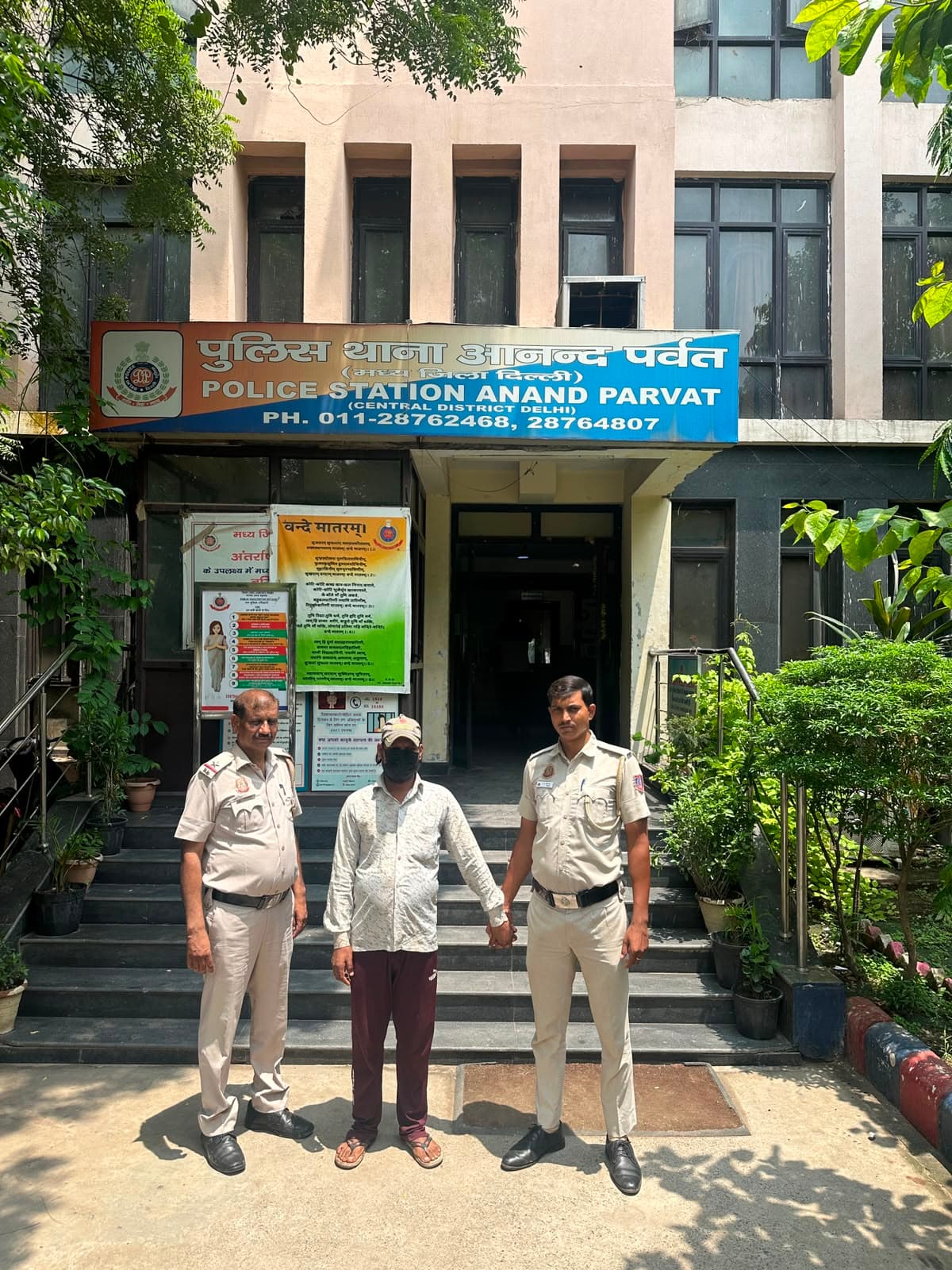 दिल्ली पुलिस की संयुक्त टीम ने आनंद पर्वत इलाके में रेड मारकर अवैध शराब के सप्लायर को दबोचा।