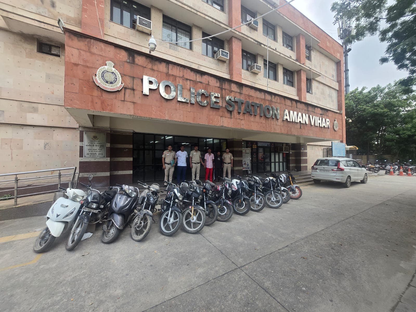 Delhi : रोहिणी ज़िले की अमन विहार थाना पुलिस ने 2 शातिर वाहन चोरों को किया गिरफ्तार