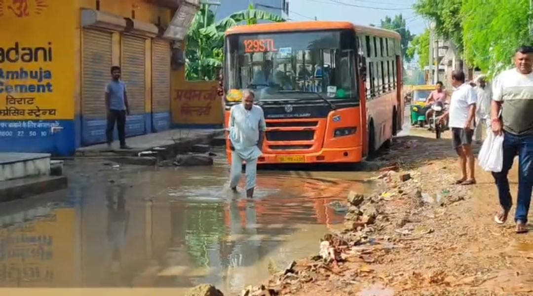 Narela : अकबरपुर माजरा में जलभराव से ग्रामीण परेशान, चुनाव बहिष्कार की चेतावनी।